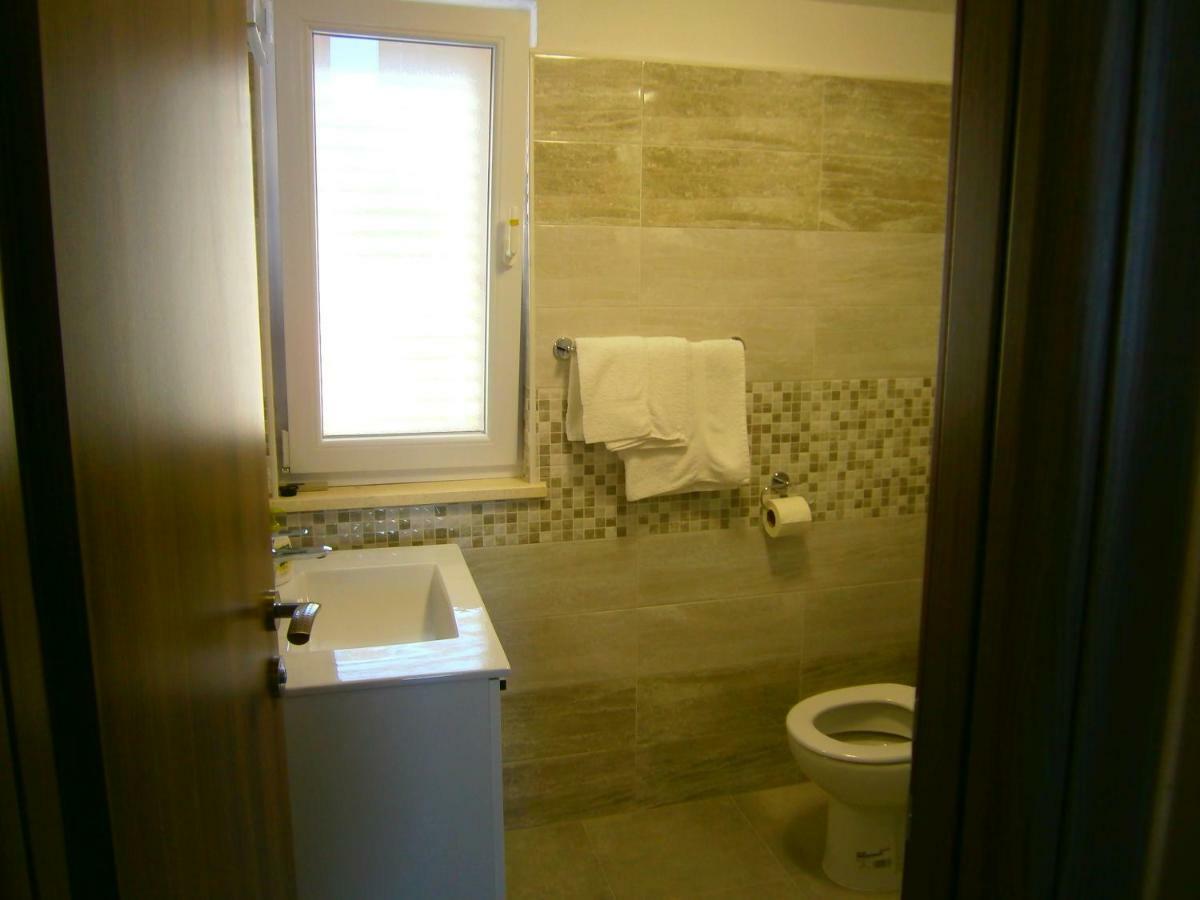 Apartment Willy Комижа Екстер'єр фото